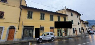 Fiesole loc. Compiobbi via Aretina appartamento al primo piano di 7 vani  con giardino