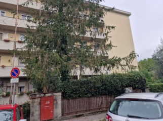 Firenze via Manabrea appartamento al piano terra di 3 vani con balconi e resede