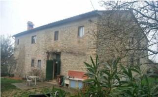 Borgo San Lorenzo loc. Ronta terratetto su due livelli con resede e terreno 